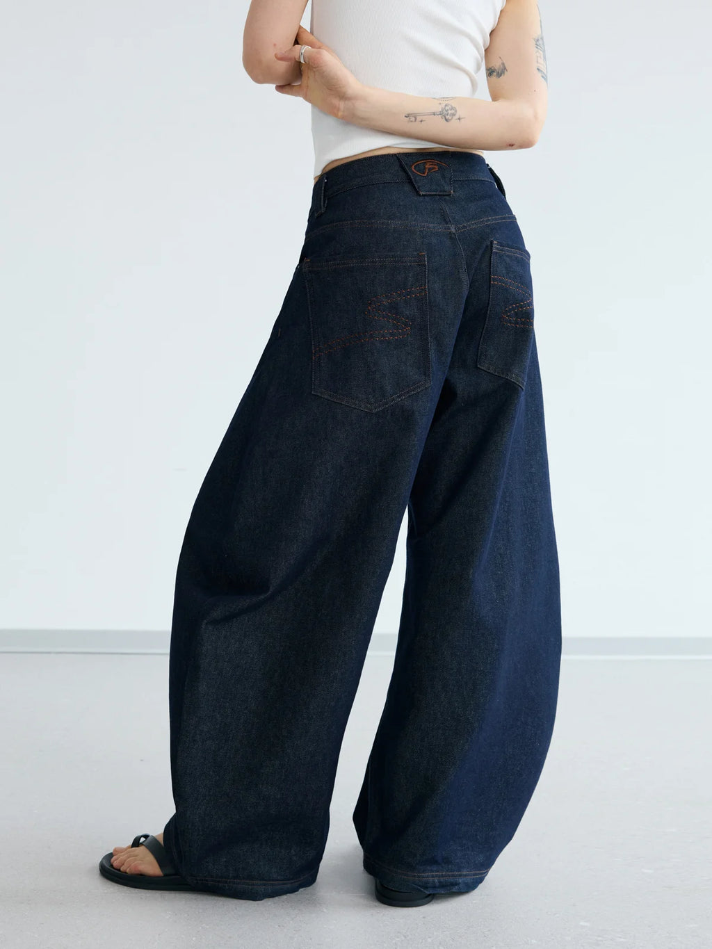 Peoplesense ダークブルー 未加工デニム ジーンズ ワイドレッグ Peoplesense ダークブルー 未加工デニム ジーンズ ワイドレッグ